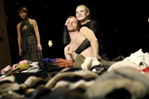 Hölderlin am Maxim Gorki Theater Berlin: Antigonae ( Anja Schneider) und Ismene (Britta Hammelstein) am Grab des Bruders Polyneikes (Sebastian Rudolph) in einer Inszenierung von 2008.