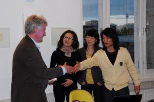 Handschlag: Vertreterinner chinesischer Kulturinstitutionen in Berlin.