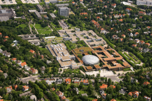 Inmitten des Zentrums für die Geistes- und Sozialwissenschaften der Freien Universität ist die von Lord Norman Foster entworfene Philologische Bibliothek gelegen.