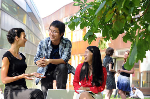 Ort des Austauschs: Auf dem Campus der Freien Universität Berlin in Dahlem und Düppel, Lankwitz und Steglitz studieren, promovieren und forschen Menschen aus 130 Ländern. Von den 4.800 Doktoranden kommen 23 Prozent aus dem Ausland.