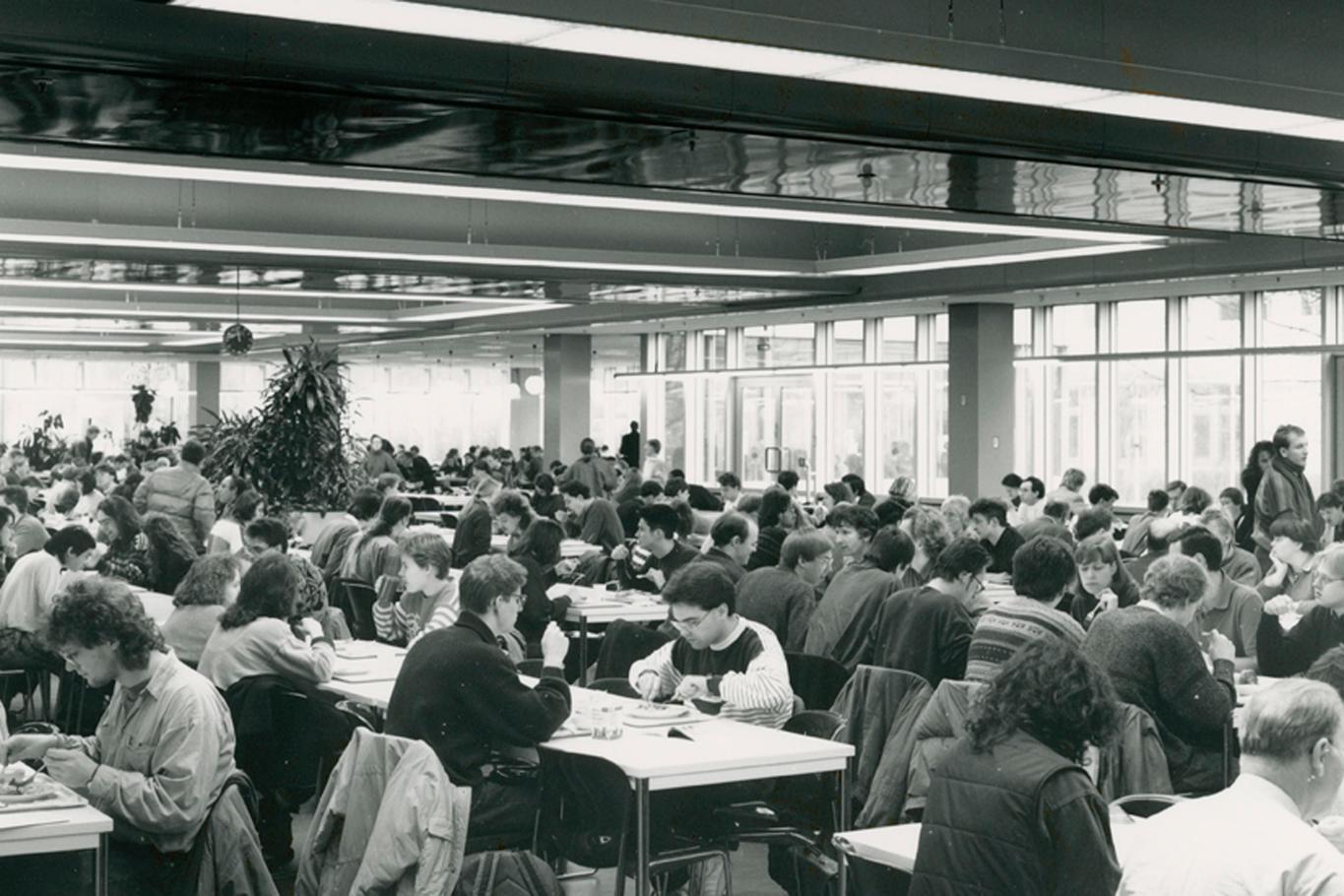 Die Mensa II in der Otto-von-Simson-Straße