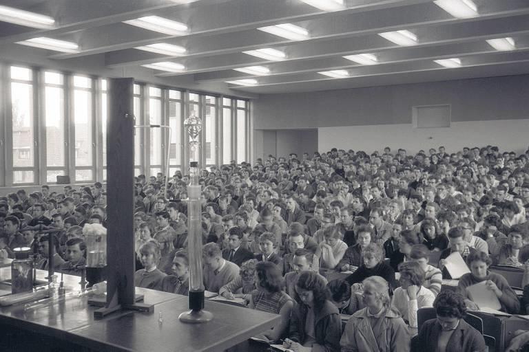 Eine Vorlesung des Professors für Anorganische Chemie Karl Jahr.