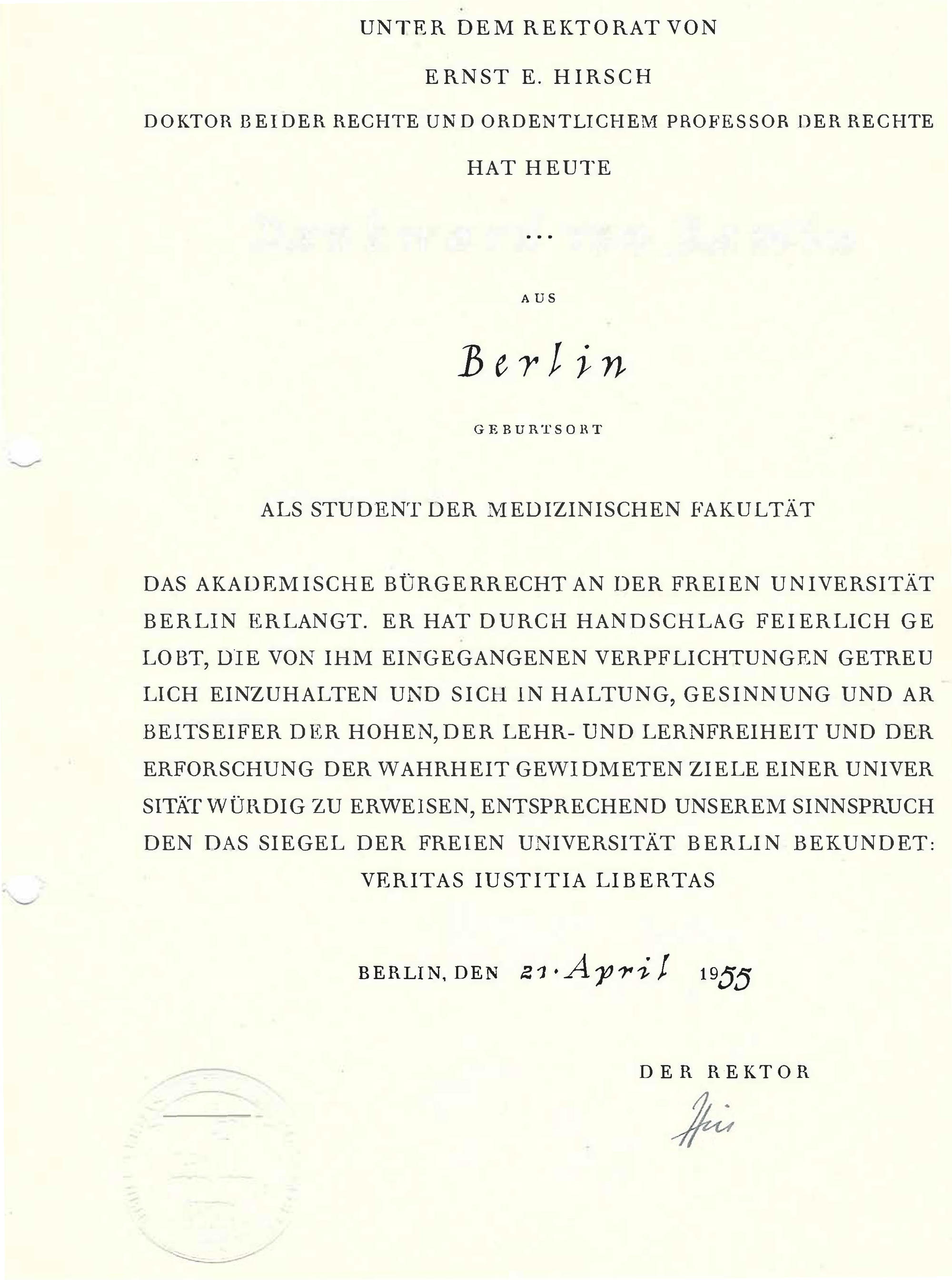 Bei der Immatrikulationsfeier verpflichteten sich Studierende den Grundwerten der noch jungen Freien Universität. Hier eine Immatrikulationsurkunde aus dem Jahr 1955.