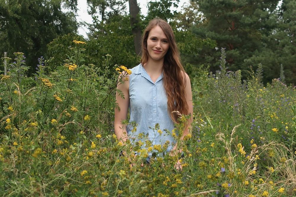 Rebecca Rongstock auf dem Blühenden Campus der Freien Universität