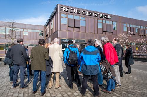 Alumni vor der Rost- und Silberlaube
