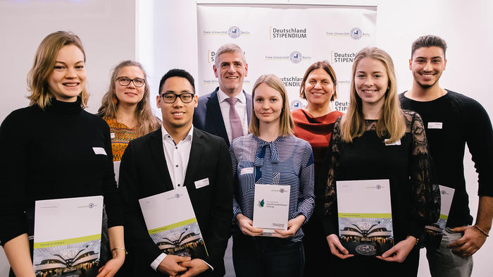 Stifter*innen und Geförderte des Deutschlandstipendiums bei der Vergabefeier an der Freien Universität Berlin 2019