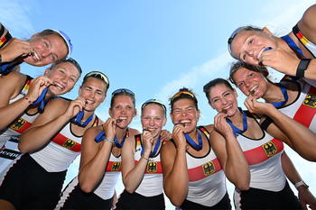 Magdalena L. Hallay mit ihrem Team