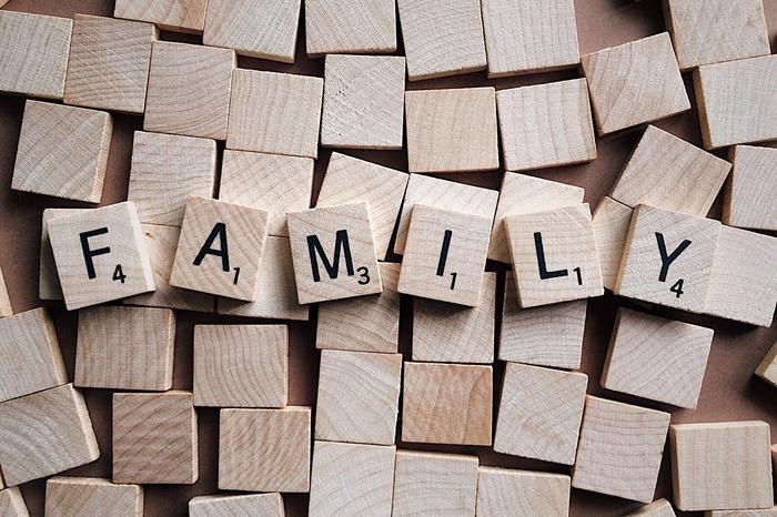 family-2355697_1280_Image by WOKANDAPIX from Pixabay