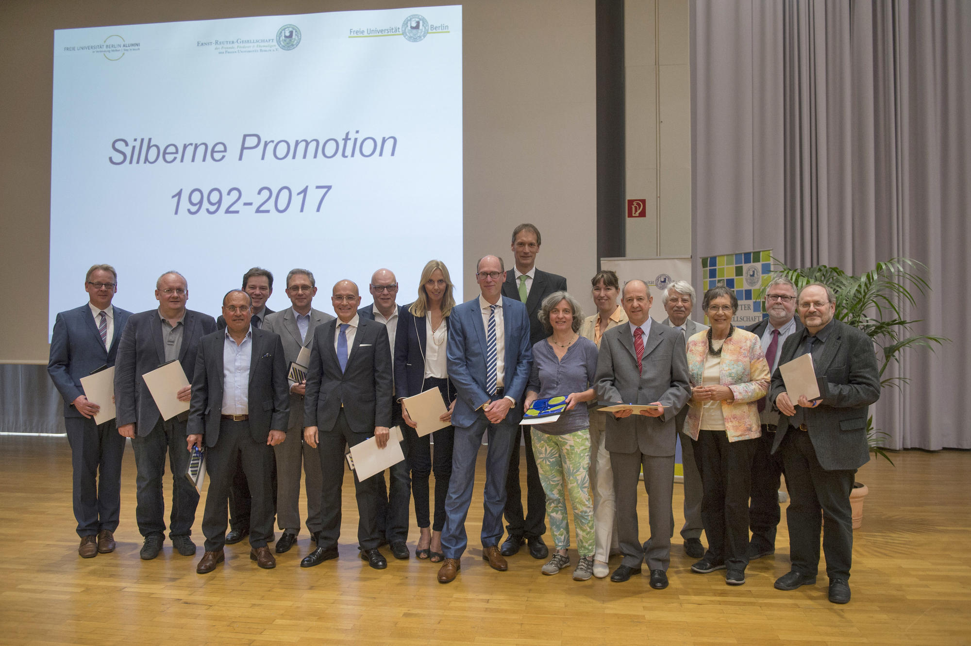 Wiedersehen nach 25 Jahren: Zahlreich waren die ehemaligen Promovendinnen und Promovenden nach Dahlem gekommen.