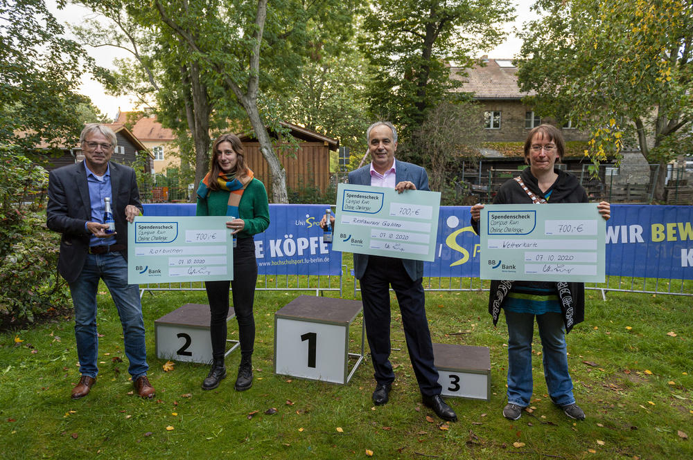 Für jeden gelaufenen Kilometer spendete die Ernst-Reuter-Gesellschaft 50 Cent, die Summe teilten sich die Aktion „Klimawald“, das Ristorante Galileo und der Verein Berliner Wetterkarte e. V. (v.l.n.r.).