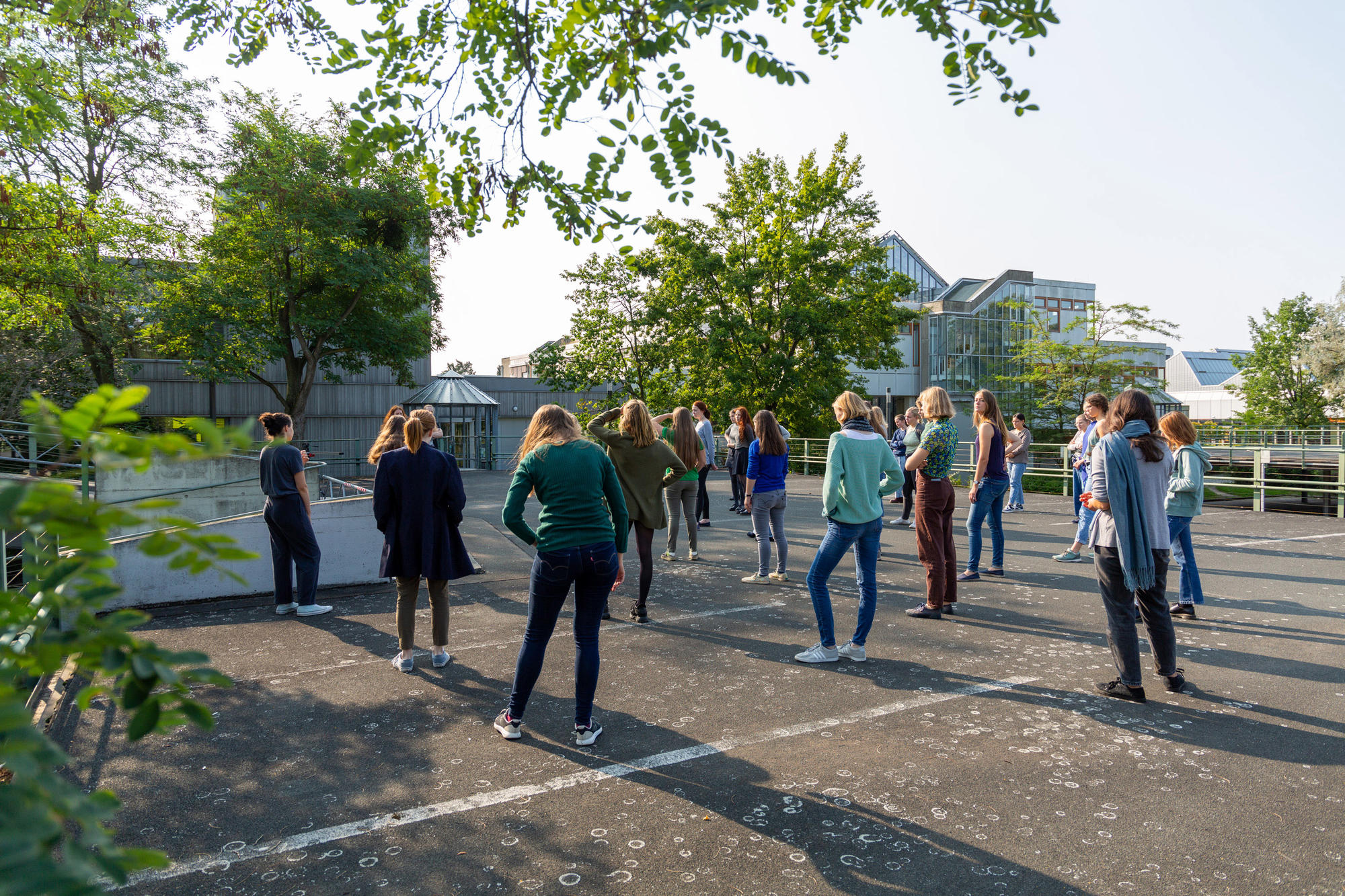 Sängerinnen statt Autos: Das Parkdeck an der Silberlaube bot einen geschützten und großen Draußenraum für die Chorproben mit coronakonformem Abstand.