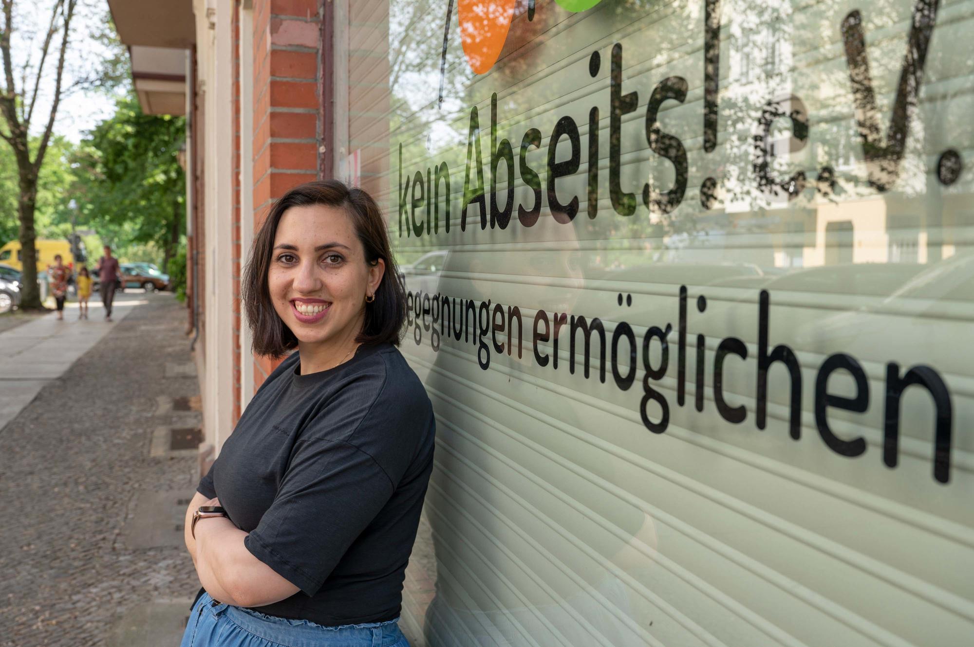 Gloria Amoruso gründete den Verein „kein Abseits! e. V.“, mit dem sie Kinder und Jugendliche unterstützt.