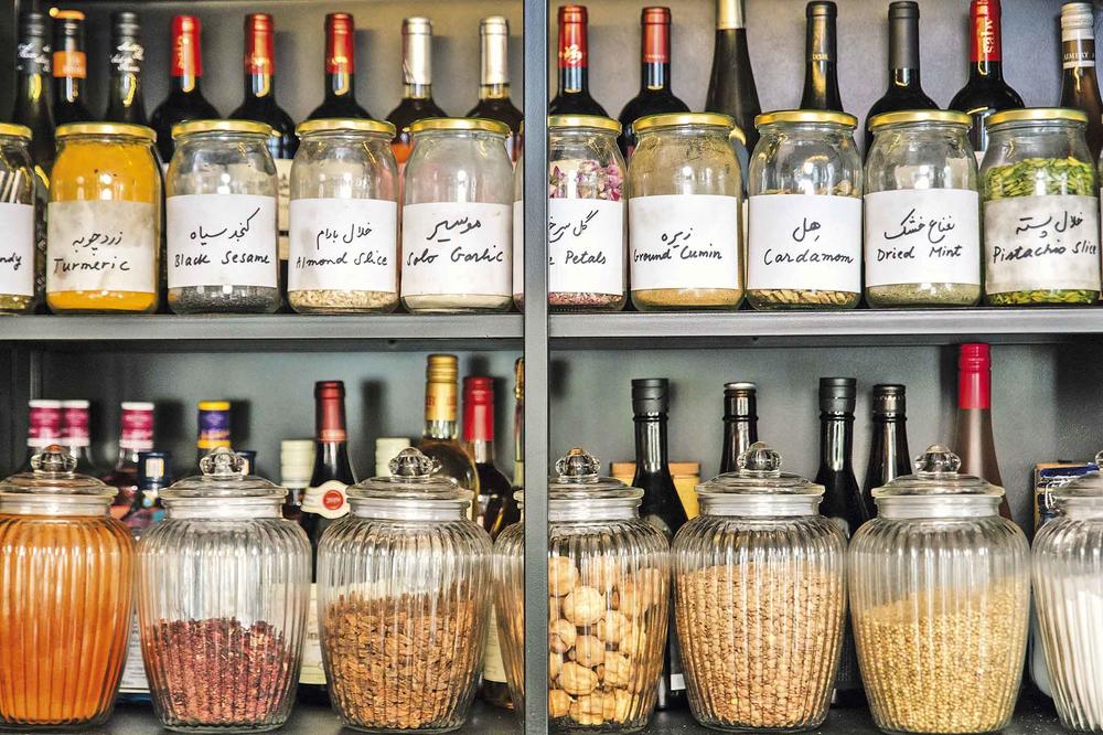 Ob schwarzer Sesam, Kardamom oder getrocknete Minze: Es ist alles bereit fürs Kochen.