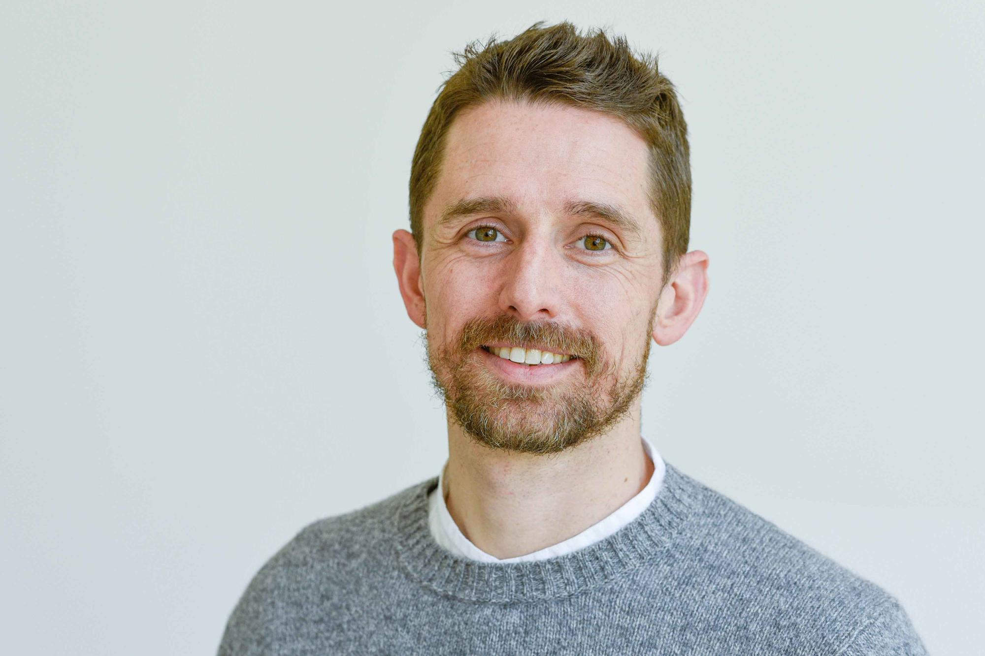 Der Germanist Dr. Japhet Johnstone verantwortet das „Zentrale Übersetzungsbüro“ der Freien Universität.