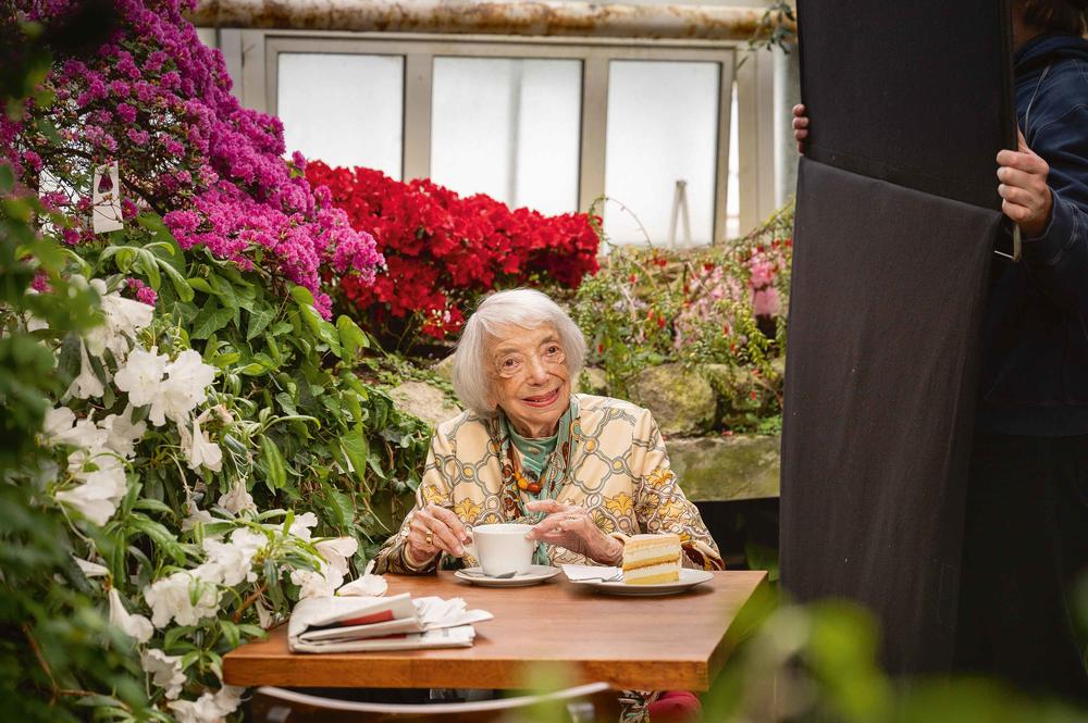 Im April dieses Jahre wurde Margot Friedländer im Botanischen Garten für die Doppelausgabe Juli-August der Modezeitschrift „Vogue“ fotografiert.
