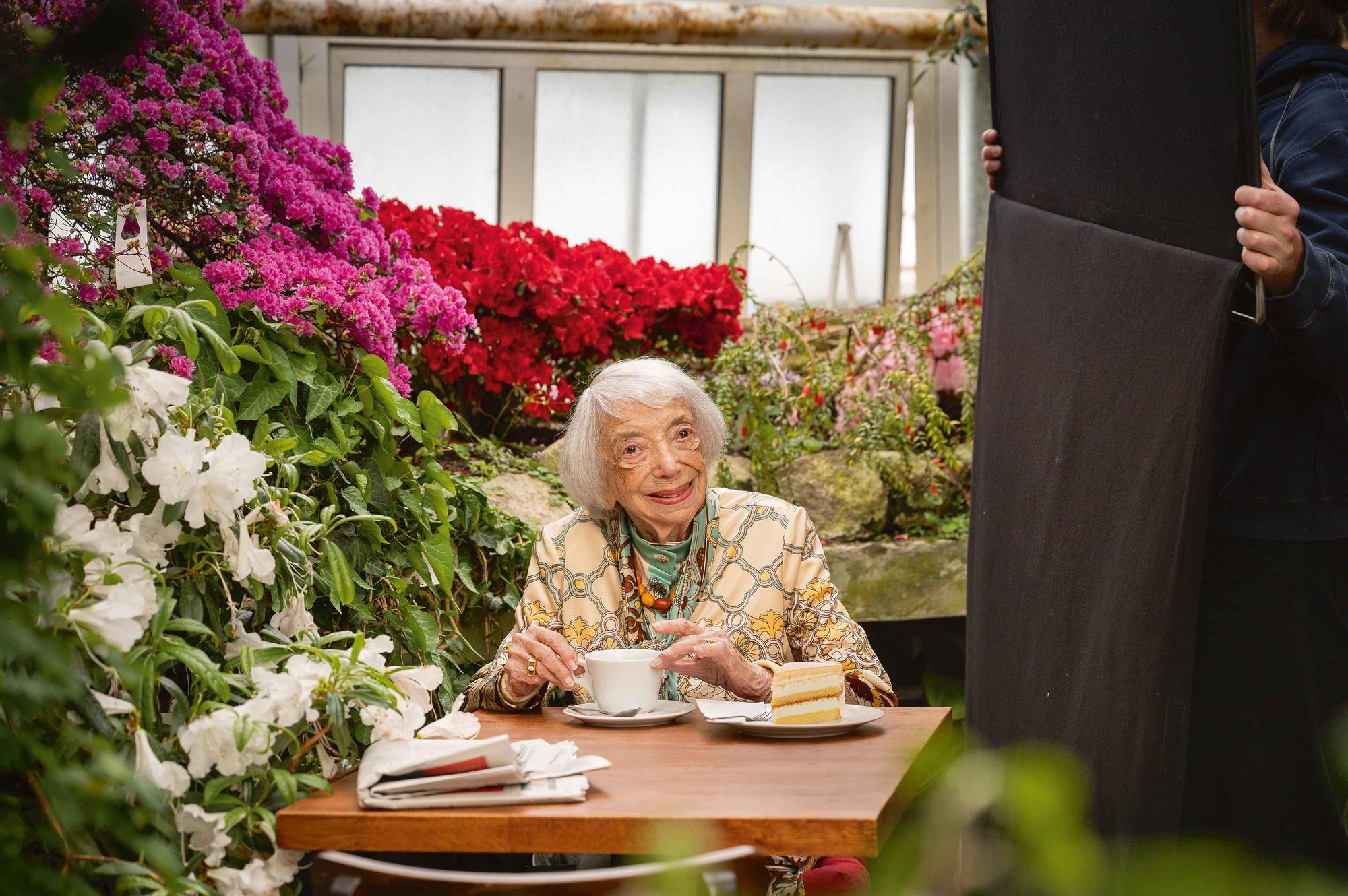 Im April dieses Jahre wurde Margot Friedländer im Botanischen Garten für die Doppelausgabe Juli-August der Modezeitschrift „Vogue“ fotografiert.