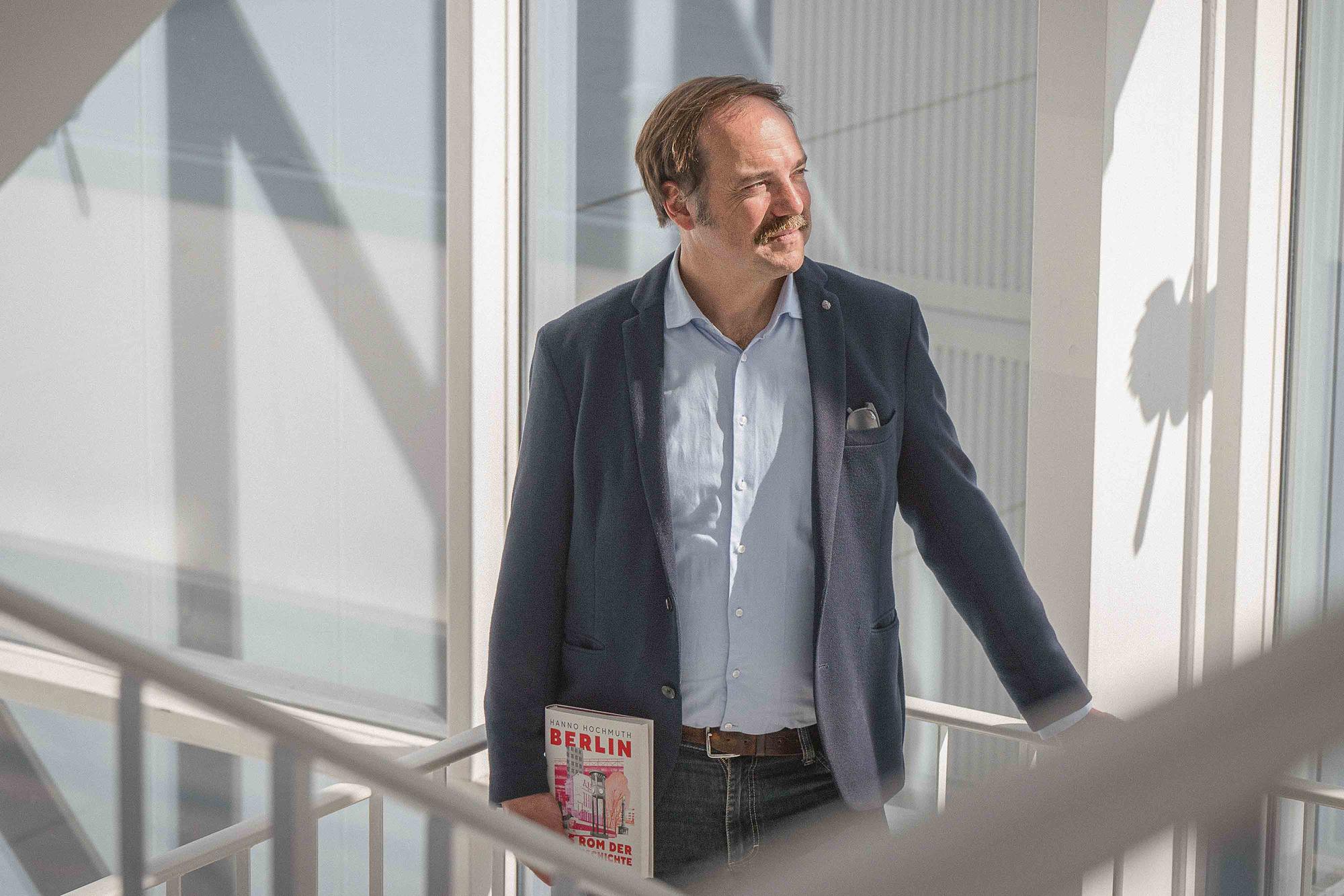 Ein Blick über die Dächer Dahlems: Der Autor und Alumnus Dr. Hanno Hochmuth.