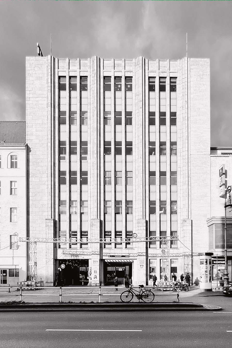 Der Turmbau zu Babel, das Karstadt-Warenhaus am Hermannplatz. An der Straße Hasenheide blieb ein Teil der Originalfassade erhalten.