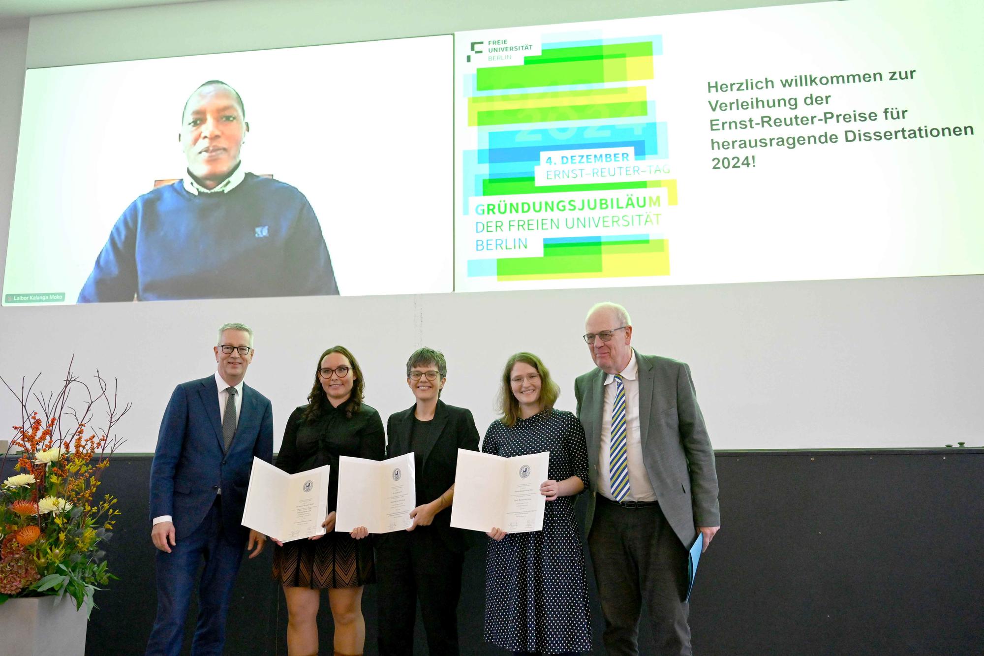 Die Trägerinnen und der Träger der letztjährigen Ernst-Reuter-Preise: Henrike Krüger-Haker, PhD (2. v. r.), Dr. Helena Katharina Kremp (2. v. l.), Dr. Lea Schneider (Mitte), Dr. Laibor Kalaga Moko (oben).