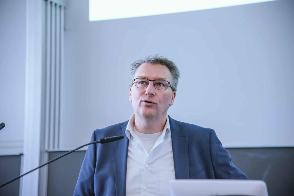 Prof. Dr. Sebastian Hasenstab-Riedel forscht an neuen Speicherverfahren für Chemikalien wie Chlor. Für seine Arbeit wurde er mit dem Forschungspreis der „Werner Siemens-Stiftung“ ausgezeichnet.