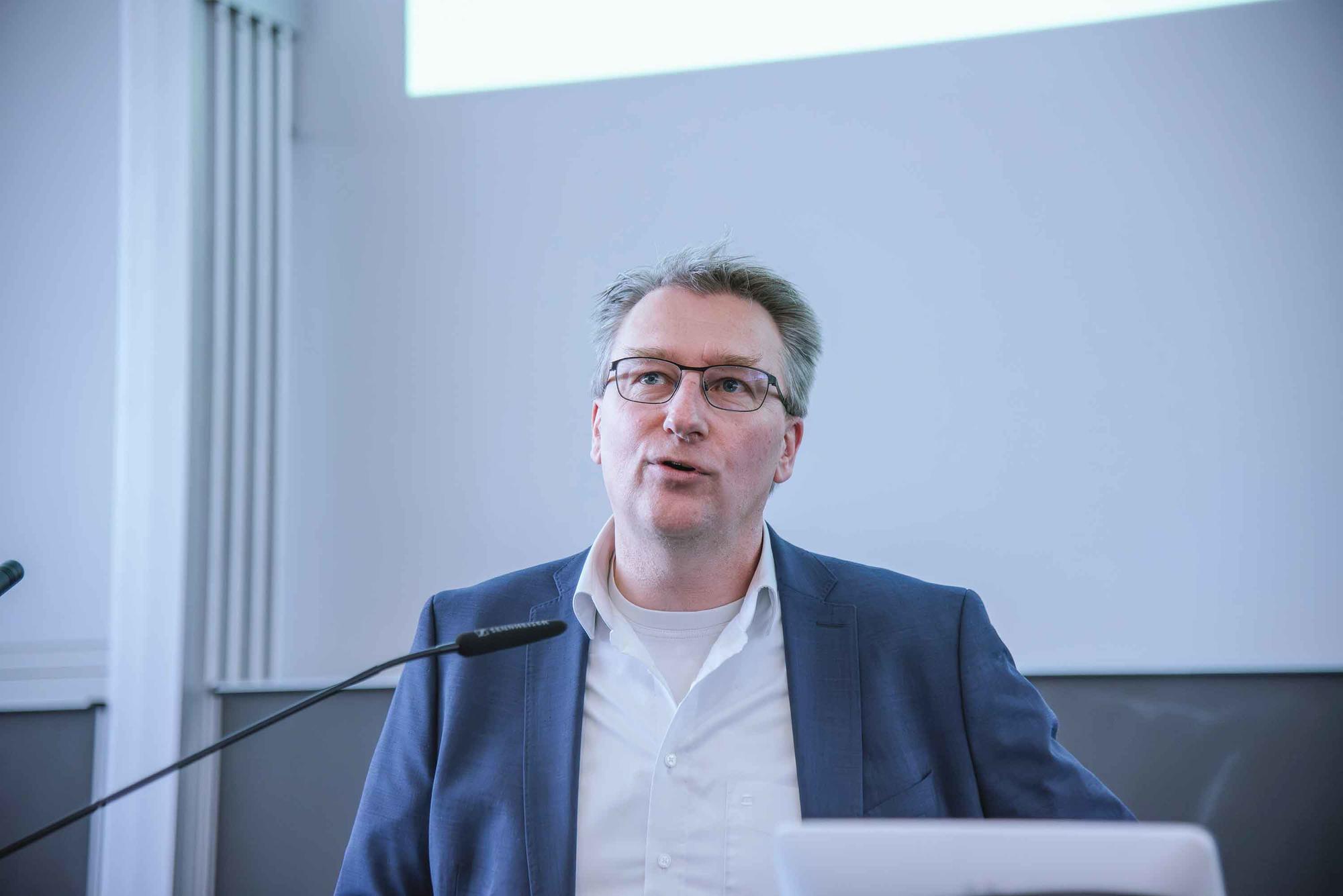 Prof. Dr. Sebastian Hasenstab-Riedel forscht an neuen Speicherverfahren für Chemikalien wie Chlor. Für seine Arbeit wurde er mit dem Forschungspreis der „Werner Siemens-Stiftung“ ausgezeichnet.