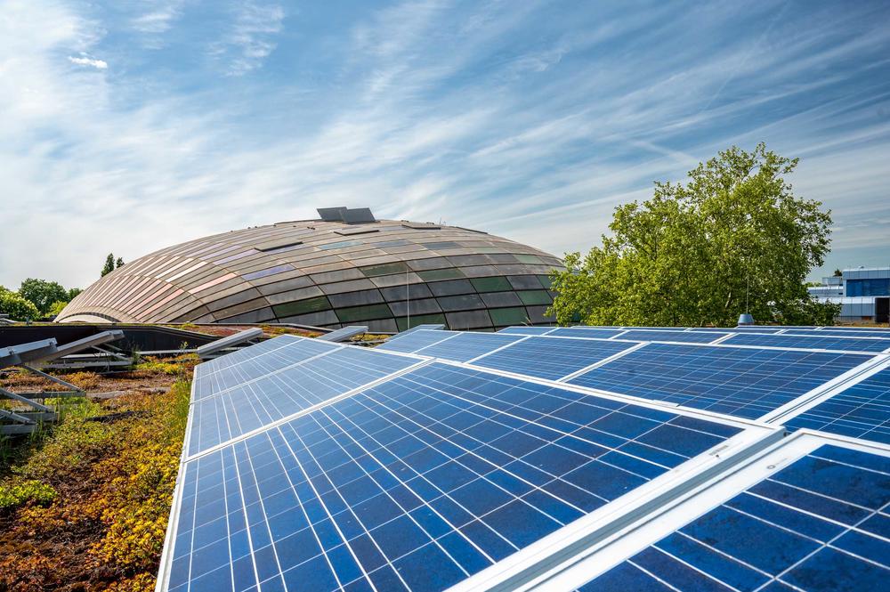 Sonnenkraft seit 2001: Auf dem Dach der Rostlaube der Freien Universität wandeln Solaranlagen seit über zwei Jahrzehnten Licht in sauberen Strom.