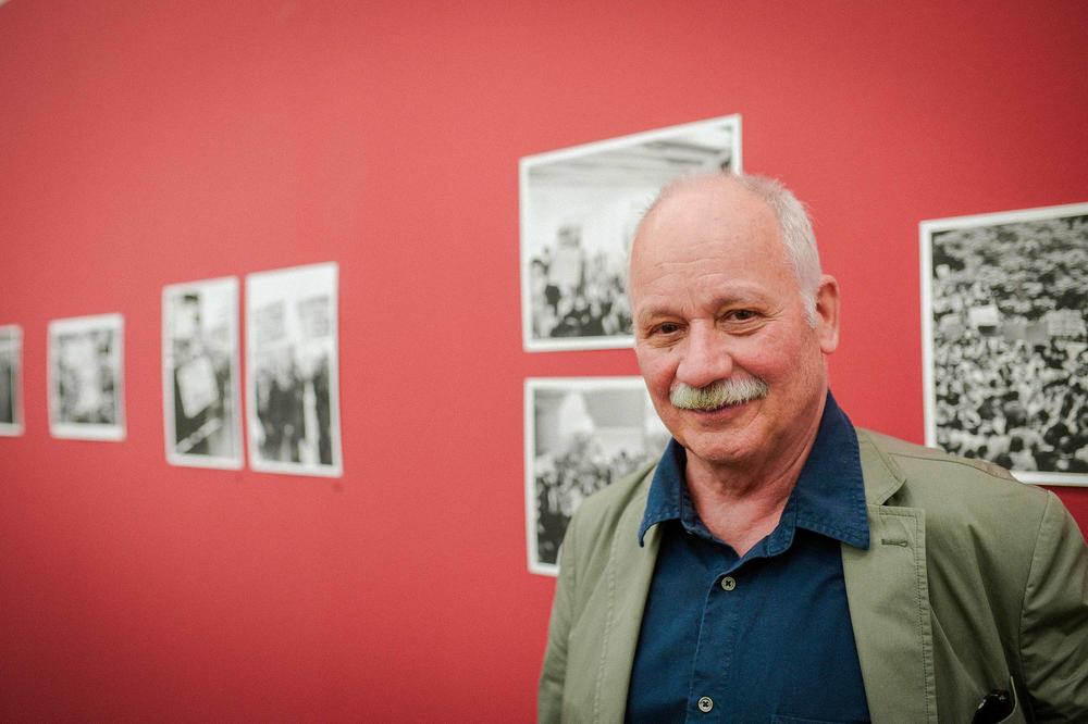 Der schwedische Fotograf Bernard Larsson fotografierte viel rund um die studentischen Proteste der 1960er-Jahre. Seine Fotos zeigte er 2016 im Rahmen der Sonderausstellung „Leaving is Entering“ im Berliner „Museum für Fotografie“.
