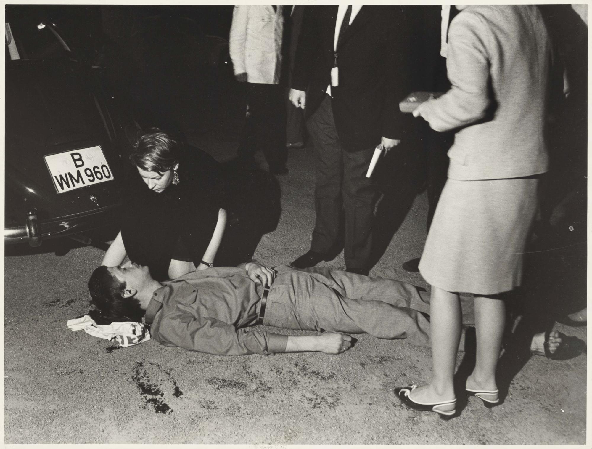 Bei einer Demonstration gegen den Schah von Persien wurde der Student Benno Ohnesorg am 2. Juni 1967 erschossen. Bernard Larsson hielt die tragische Szene mit seiner Kamera fest.