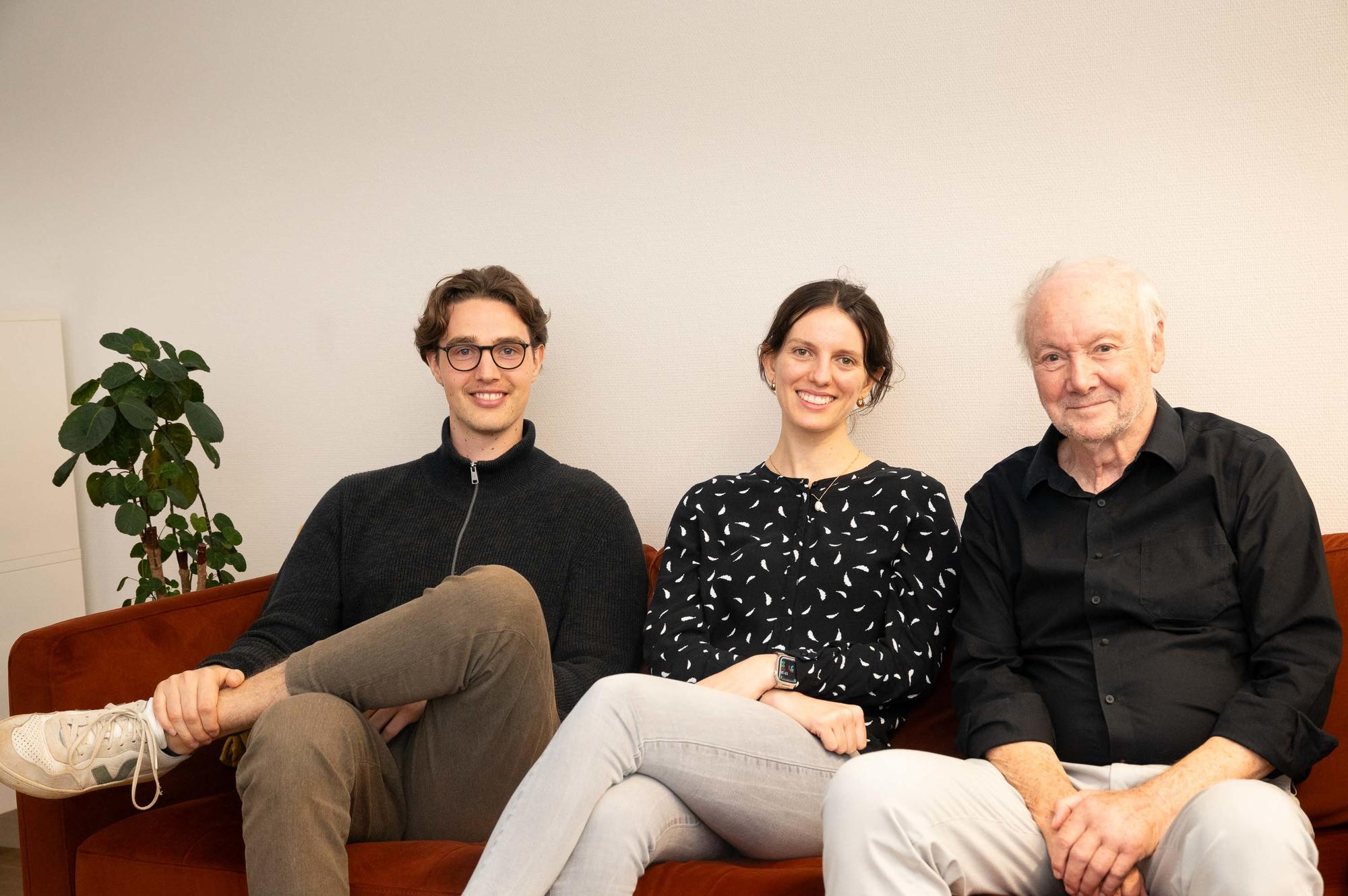 Das Team des Berliner Start-ups AVALY, Sophie Apel und Julius Peschke (li.) mit dem Gründer der Teekampagne und Business Angel, Prof. Dr. Günter Faltin.