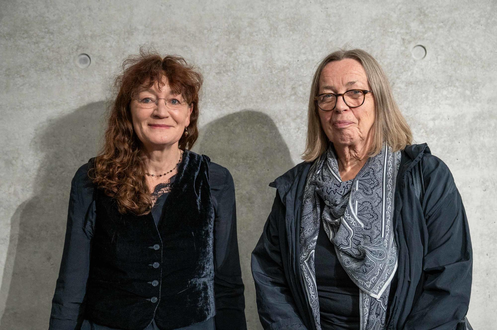 Prof. Dr. Anne Eusterschulte (links) und Prof. Dr. Barbara Hahn arbeiten an der Freien Universität gemeinsam an der ­Kritischen Gesamtausgabe der Schriften von Hannah Arendt.