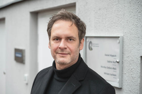 Daniel Hippich leitet den „Dual Career & Family Service“: „Die neue Dienstvereinbarung zur Flexibilisierung der Arbeitszeit ­ermöglichte ­Beschäftigten, die mit Care-Aufgaben betraut sind, zeitlich und ­räumlich flexibel zu arbeiten.“