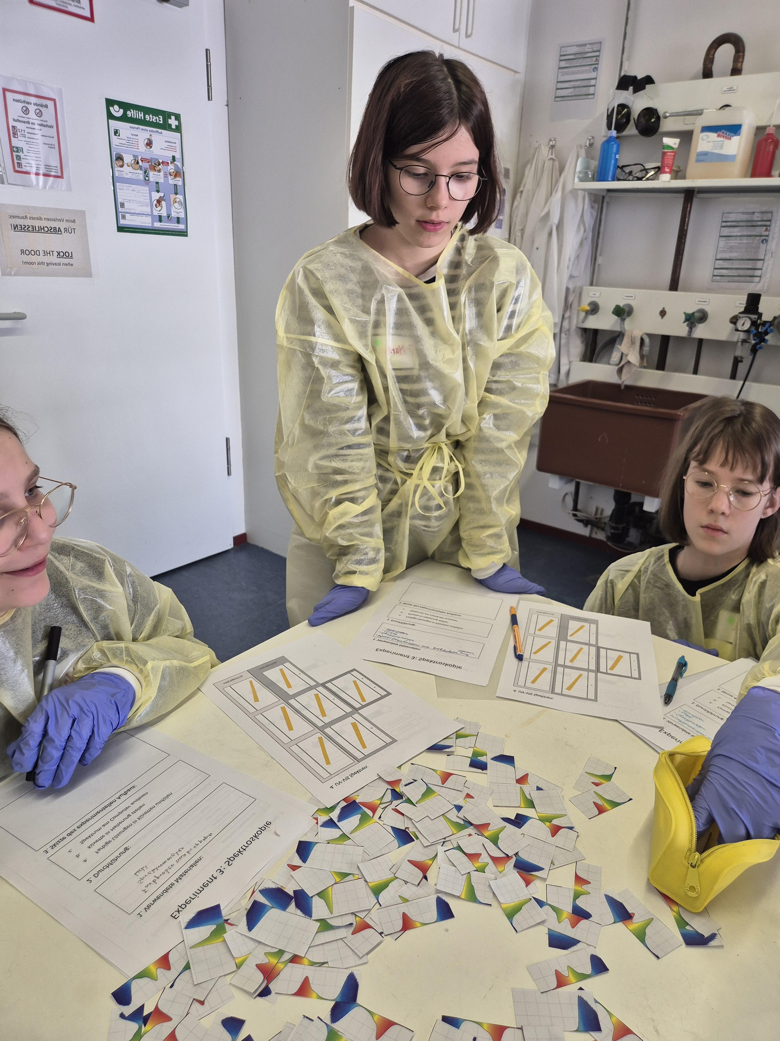 Marla Talbot war Teilnehmerin des Workshops „Lichtgeheimnisse – Reise ins Regenbogenspektrum“ am Fachbereich Physik und besucht das Goethe-Gymnasium in Wilmersdorf, Foto: Nelly Mouawad