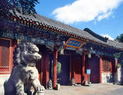 Das Westtor der Peking Universität.