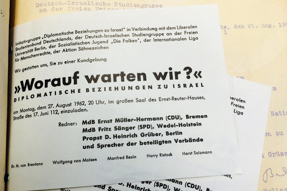 Die deutsch-israelische Studiengruppe (DIS) an der Freien Universität setzte sich für die Aufnahme diplomatischer Beziehungen zwischen Deutschland und Israel ein.