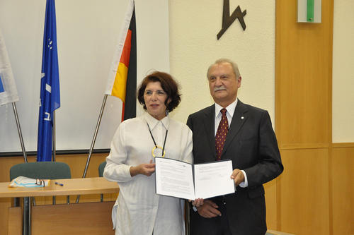 Billy Shapira, Kanzlerin der Hebrew University, und Peter Lange, Kanzler der Freien Universität, unterzeichneten im November 2014 ein Abkommen, das den Austausch von Universitätsmitarbeitern ermöglicht.