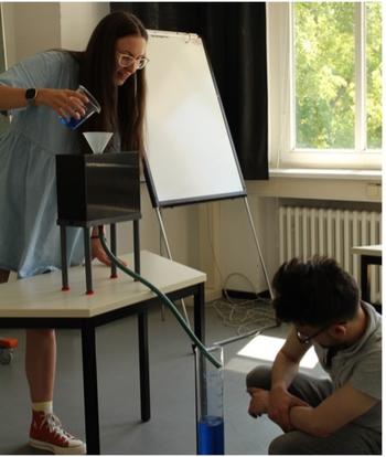 Studierende führt eine Blackbox vor. Bildquelle: Leroy Großmann