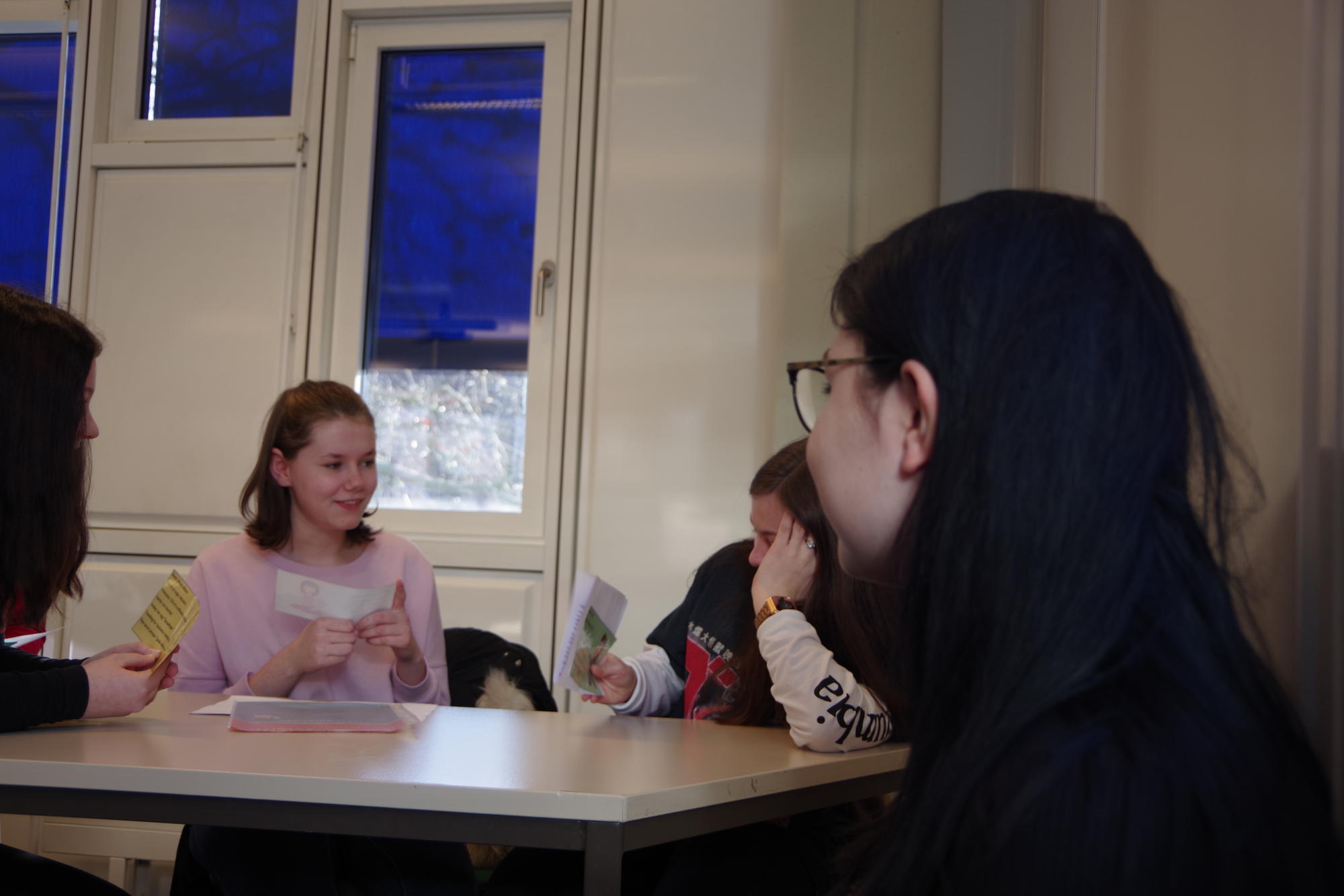 Studierende beobachtet Schüler*innen im Gespräch