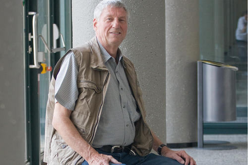 Peter Arndt, 72, half damals mit, das imposante Bühnengerüst für Kennedys Rede vor dem Henry-Ford-Bau zu errichten.