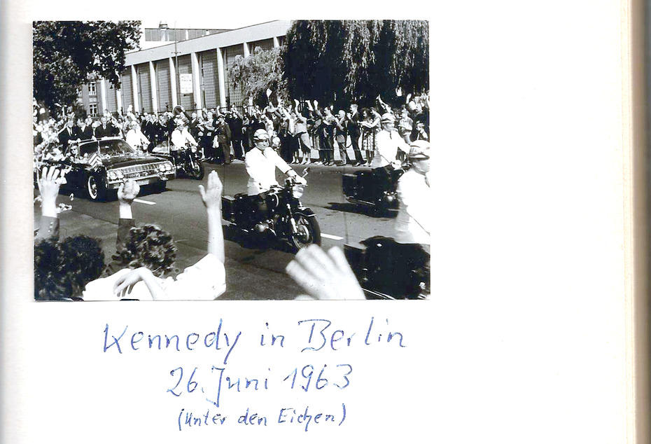 Kennedys Fahrt entlang der Dahlemer Allee "Unter den Eichen" konnte Dietrich Weitz im Bild festhalten