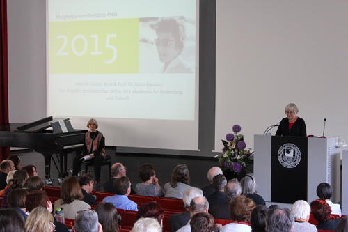 Dankesrede von Prof. Dr Gisela Bock (rechts) und Prof. Dr. Karin Hausen (sitzend, links)