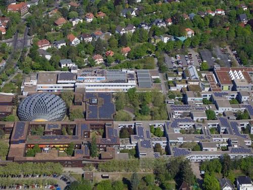 Photovoltaikanlagen und Grünflächen auf dem Campus Dahlem