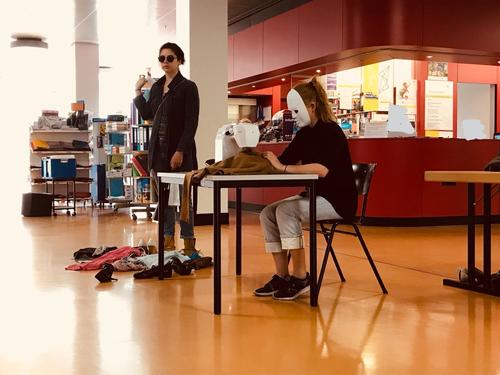 Furios-Aktion vor der Mensa II zu den Auswirkungen von Fast Fashion