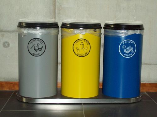 Trio-Abfallbehälter: Restmüll, Verpackung, Papier
