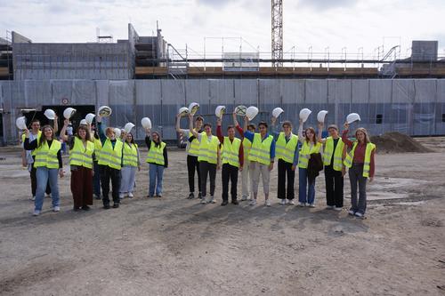 Kursteilnehmer*innen beim Besuch der Fubic-Baustelle