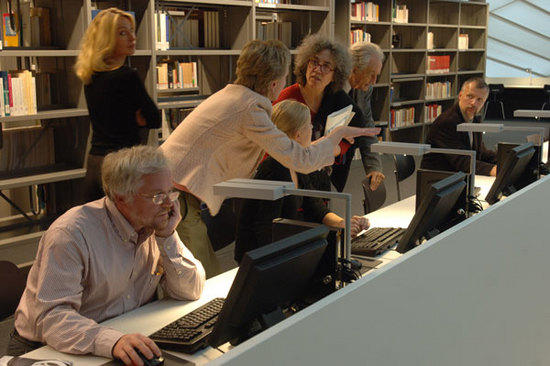 Besucher machen sich mit den neuen Arbeitsmöglichkeiten vertraut