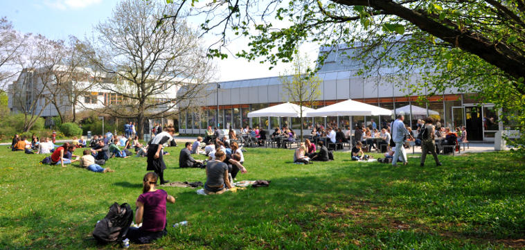 Frühlingsszene vor der Mensa an der Silberlaube auf dem Campus Dahlem Foto Bernd Wannenmacher