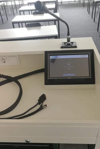 aufgearbeitetes Rednerpult Raum L 115 Bild 2