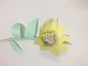 Impression vom Workshop "Die Wunderwelt der Pflanzen - Blumen gebaut aus Altpapier und Pappbechern"