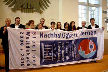 Karola Braun-Wanke und Annette Pienig bei der Preisverleihung am 17.03.2009  in Bonn im Rahmen der UNESCO World Conference on Education for Sustainable Development im World Conference Center.