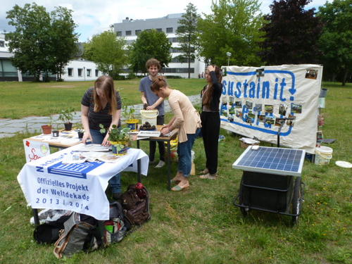 Beim Aufbau des Standes und Produktion der ersten Saatbälle.